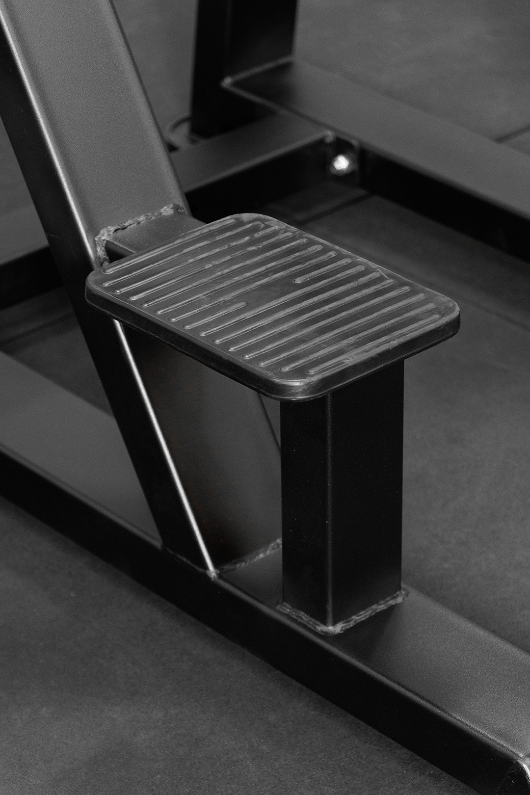 Body Iron Commercial Vertical Knee Raise / Dip / Pull Up Power Tower